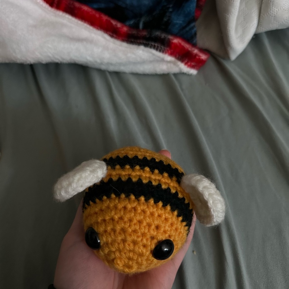 yellow crochet bee - Picture 5 of 6